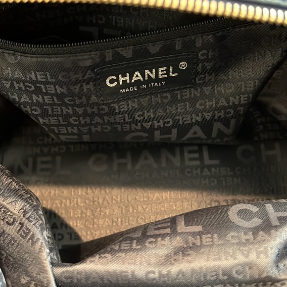 Authentic Chanel blue perforated leather bowling bag. Excellent condition - Picture 5 of 6